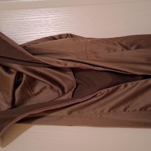 Elegant Brown Sleeveless Dress - Picture 5 of 7